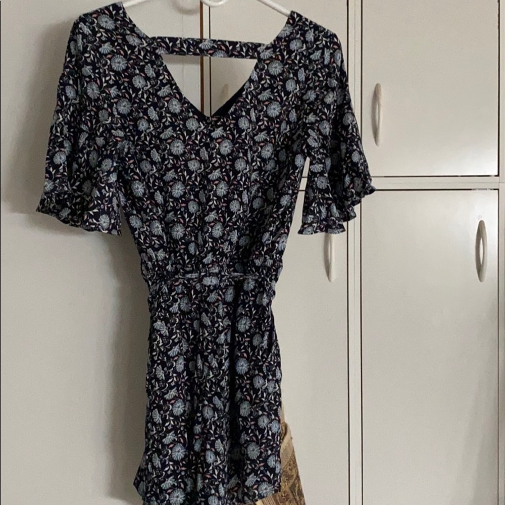Loft XS flutter sleeve romper with pockets